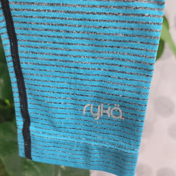 Ryka Seamless Ombre High-Waisted Crop Leggings | Blue | Small - Picture 6 of 9